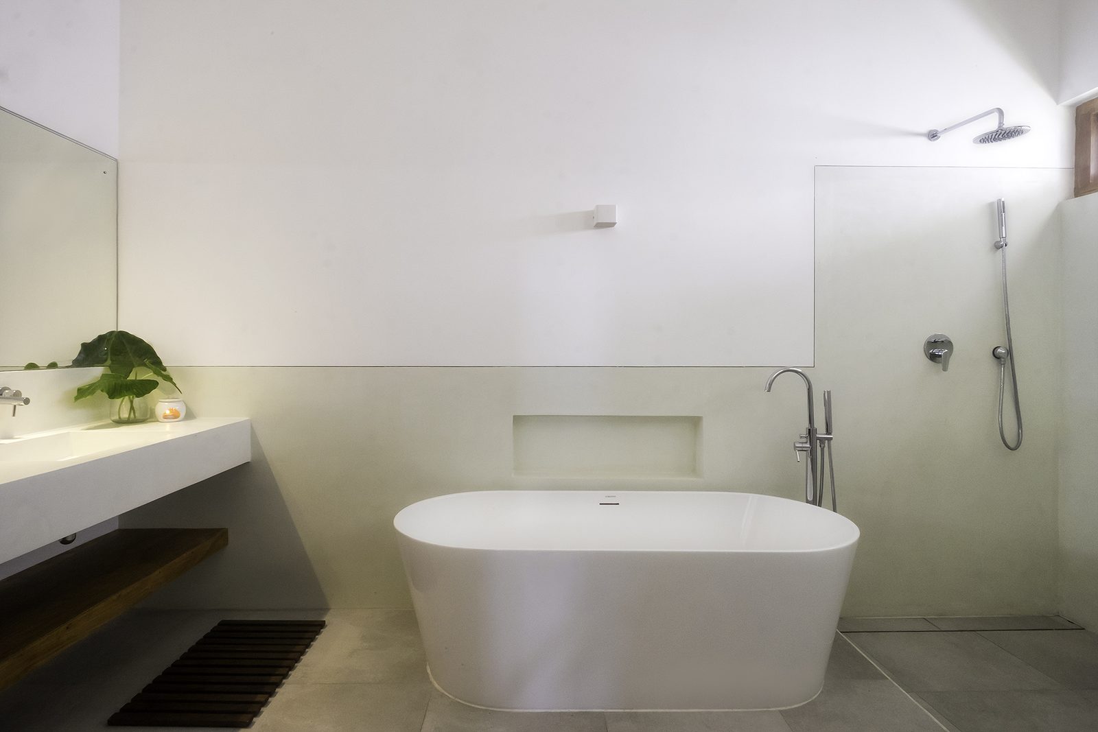 Indoor-outdoor ensuite bathroom with rain shower